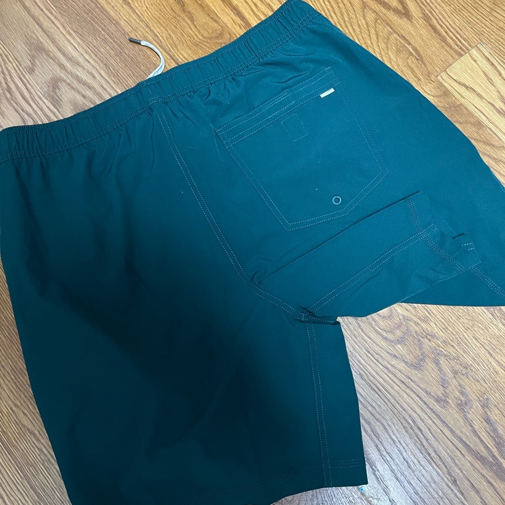 Vuori kore shorts- Color is “grass”
